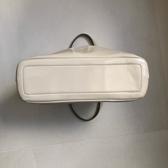 Vintage Mario Valentino Patent Leather Shoulder bag w/bow. Cream leather EUC - Picture 5 of 13